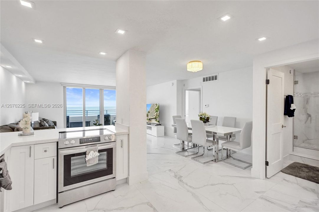 For Rent: $3,200 (1 beds, 2 baths, 906 Square Feet)