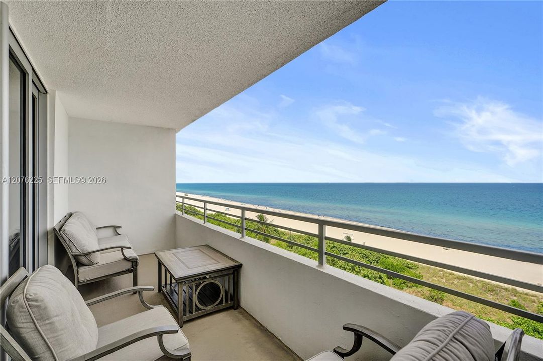 For Rent: $3,200 (1 beds, 2 baths, 906 Square Feet)