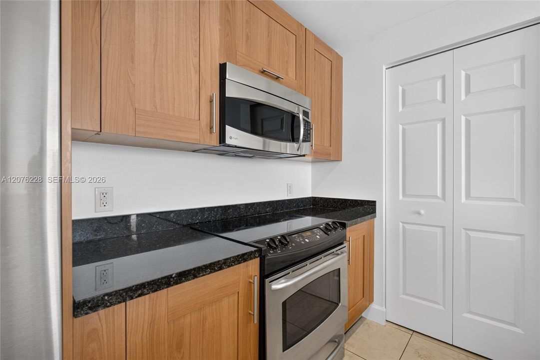 For Sale: $775,000 (2 beds, 2 baths, 1171 Square Feet)