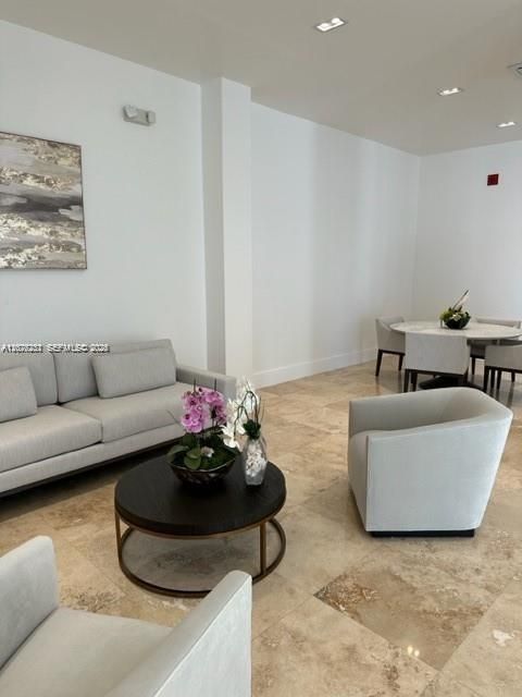 En Venta: $699,000 (2 camas, 2 baños, 1350 Pies cuadrados)