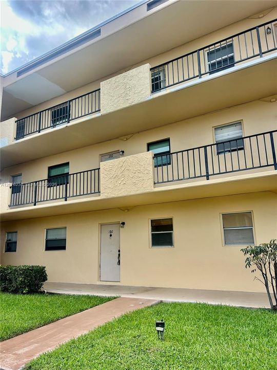 For Sale: $160,000 (2 beds, 2 baths, 920 Square Feet)