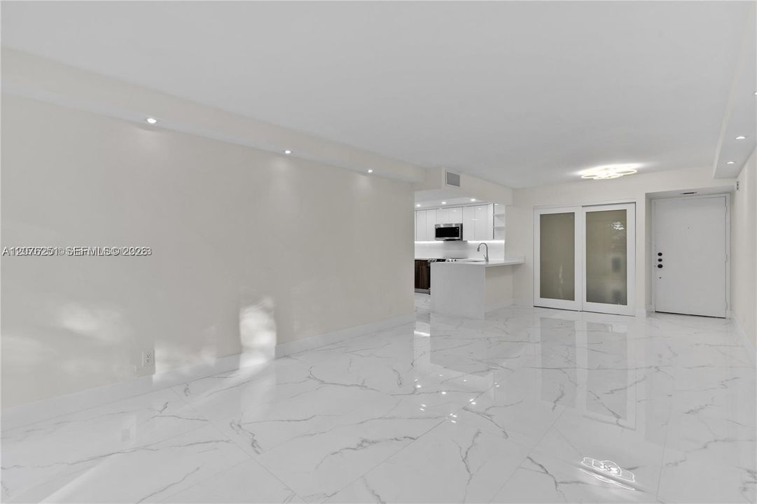 На продажу: $345,000 (2 спален, 2 ванн, 1025 Квадратных фут)