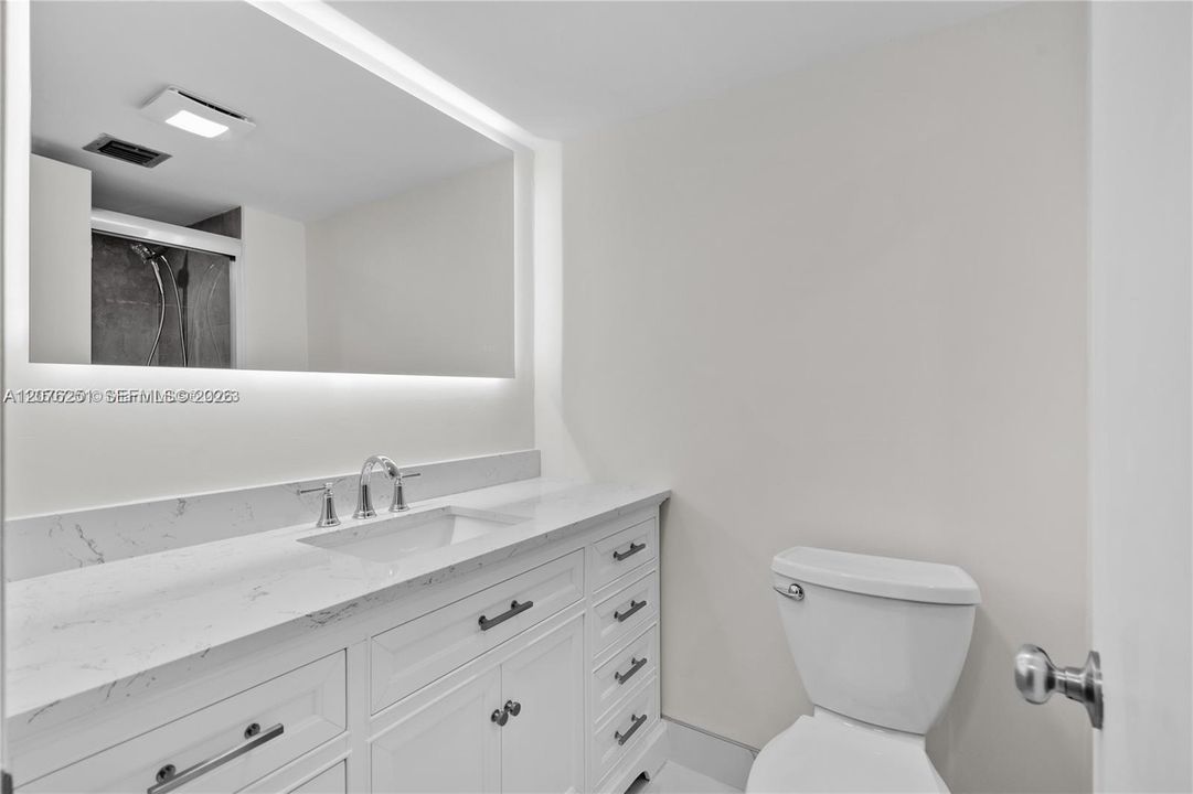 На продажу: $345,000 (2 спален, 2 ванн, 1025 Квадратных фут)