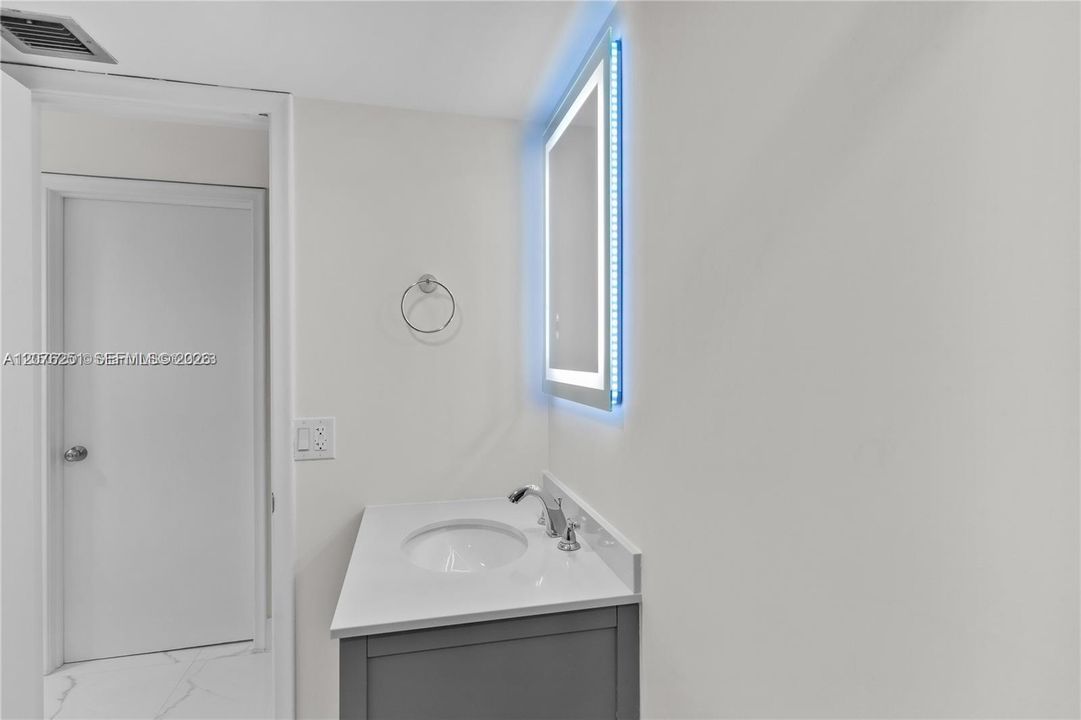 На продажу: $345,000 (2 спален, 2 ванн, 1025 Квадратных фут)