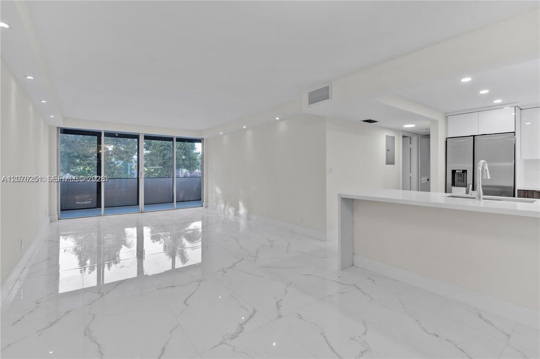 На продажу: $345,000 (2 спален, 2 ванн, 1025 Квадратных фут)