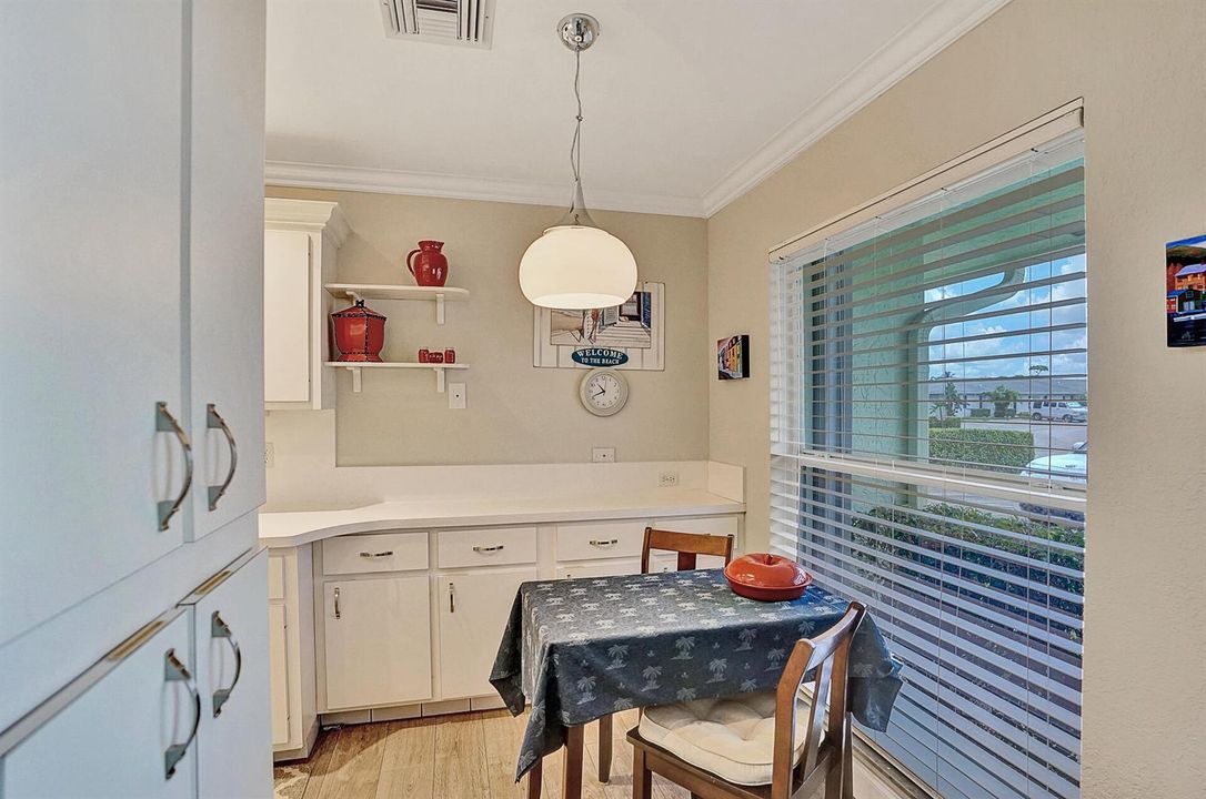 EAT-IN KITCHEN