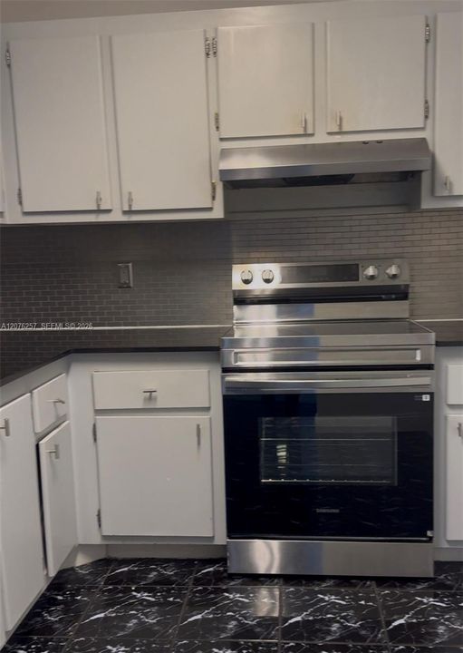 For Rent: $1,600 (1 beds, 2 baths, 889 Square Feet)