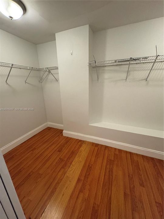 For Rent: $1,600 (1 beds, 2 baths, 889 Square Feet)