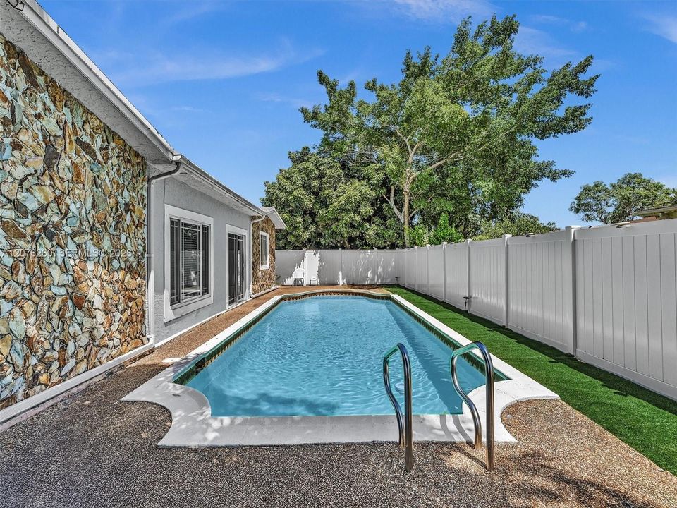 For Sale: $485,000 (4 beds, 2 baths, 1877 Square Feet)