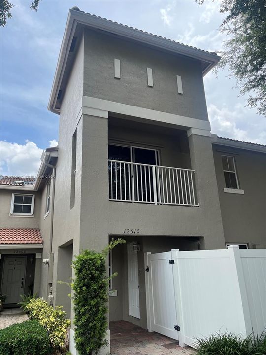 For Rent: $2,500 (2 beds, 2 baths, 1153 Square Feet)