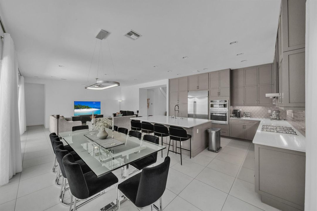 Kitchen & breakfast area