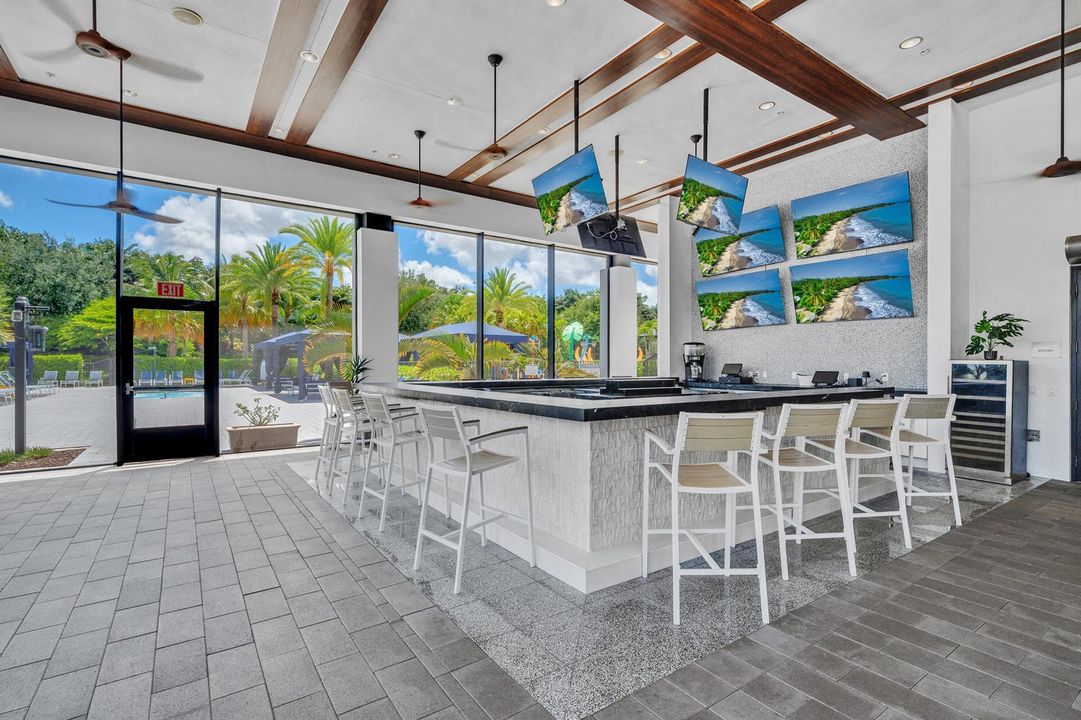 Bistro & pool bar