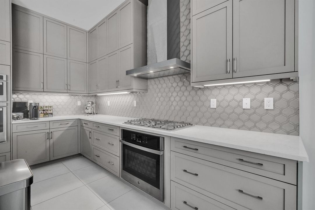Cooktop, hood & hex backsplash