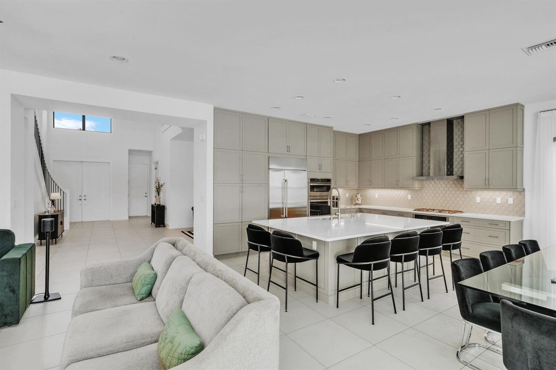 Family room, kitchen & foyer access