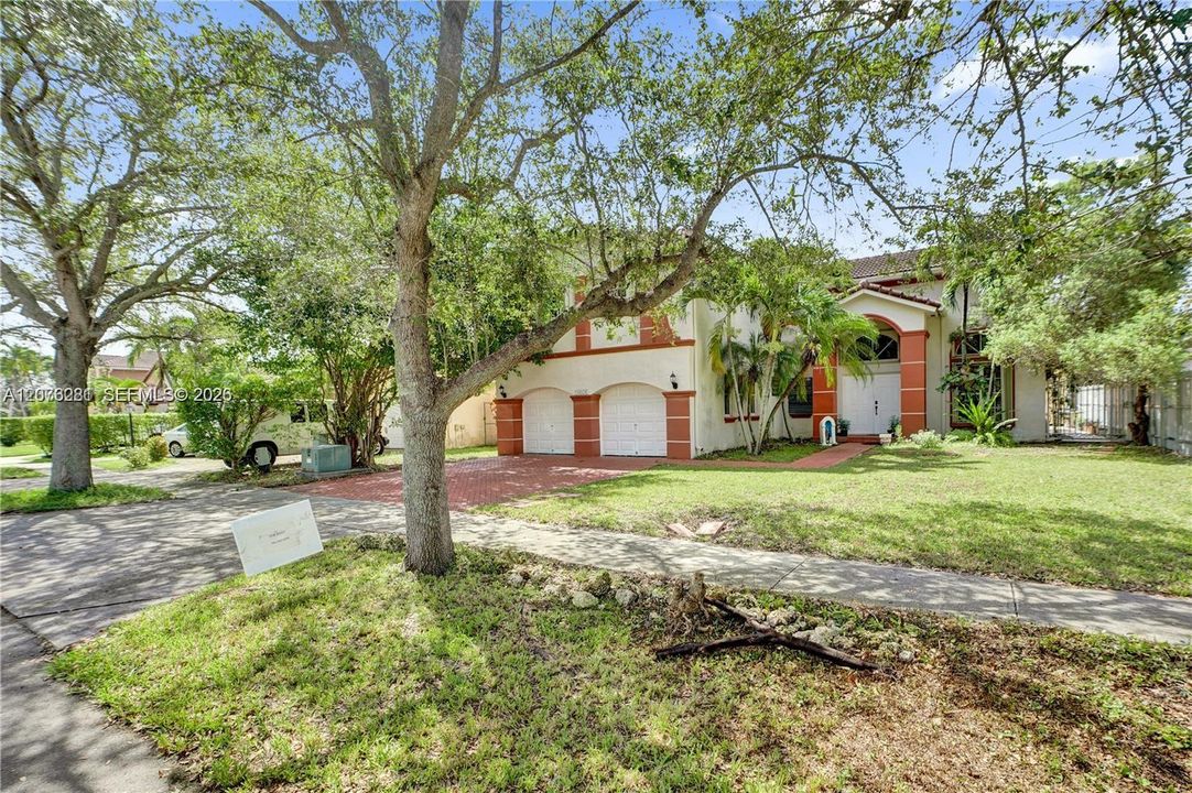 For Sale: $749,999 (5 beds, 4 baths, 2203 Square Feet)