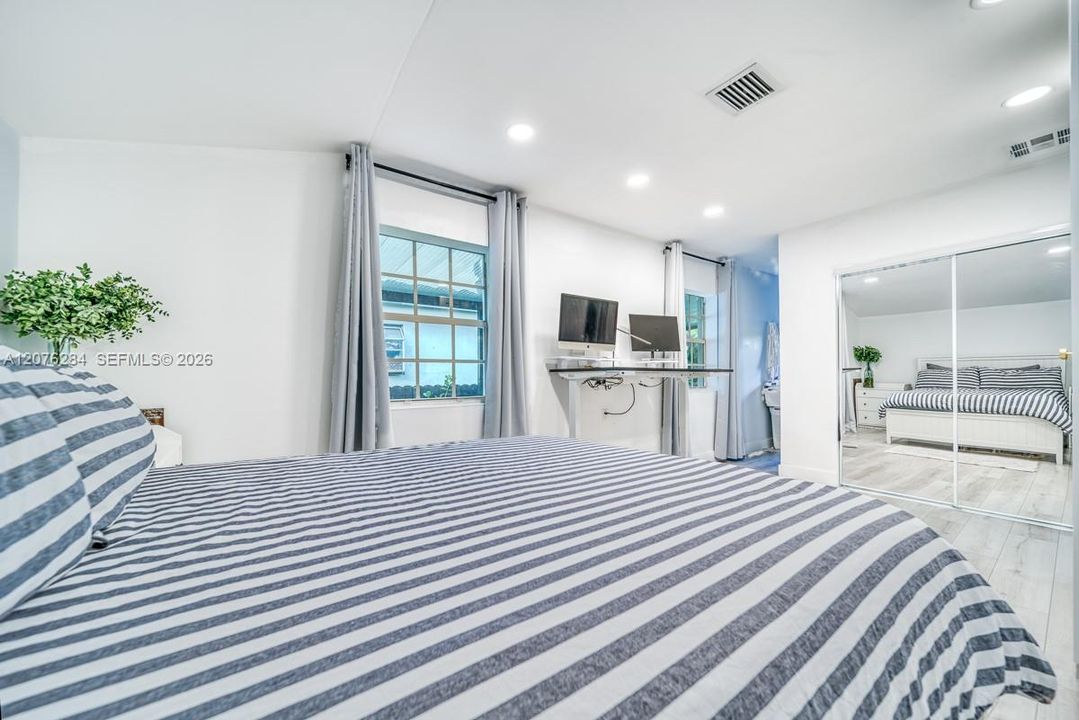 На продажу: $999,999 (4 спален, 4 ванн, 1820 Квадратных фут)
