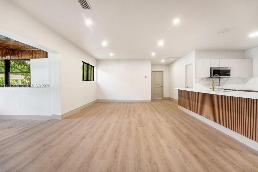 En Renta: $4,800 (3 camas, 3 baños, 1942 Pies cuadrados)