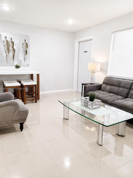 For Rent: $2,025 (2 beds, 1 baths, 955 Square Feet)