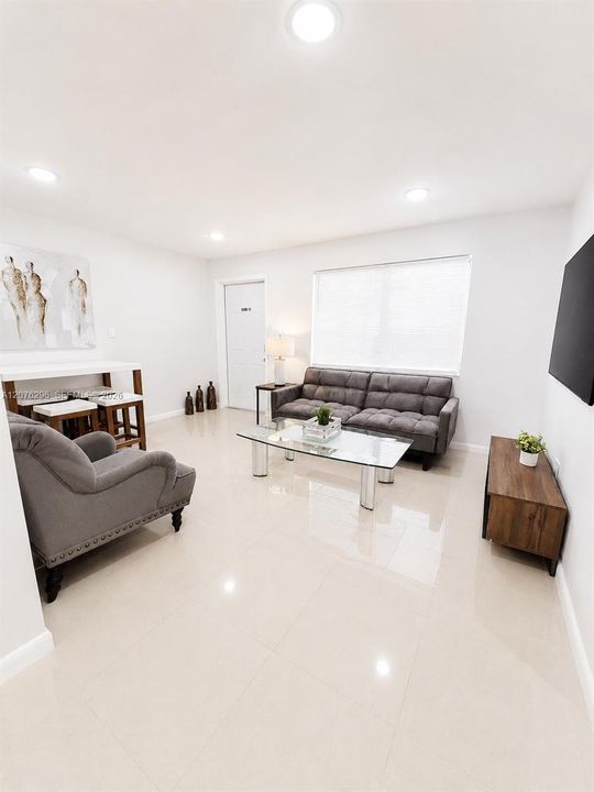 For Rent: $2,025 (2 beds, 1 baths, 955 Square Feet)