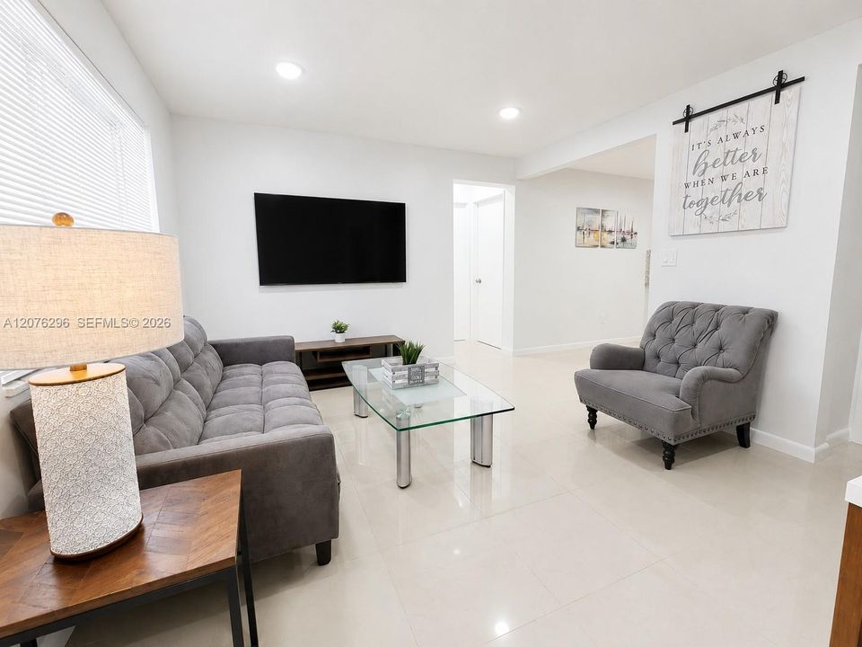 For Rent: $2,025 (2 beds, 1 baths, 955 Square Feet)