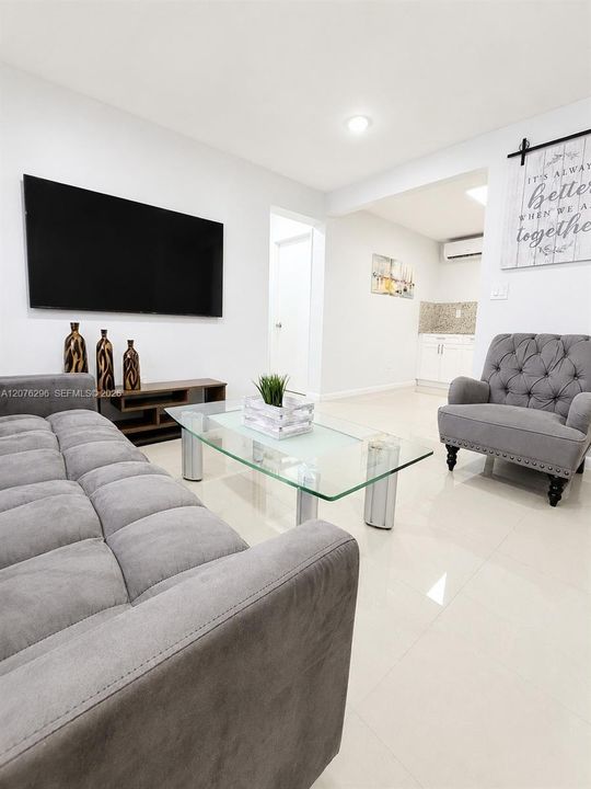 For Rent: $2,025 (2 beds, 1 baths, 955 Square Feet)