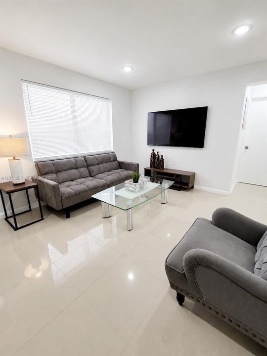 For Rent: $2,025 (2 beds, 1 baths, 955 Square Feet)