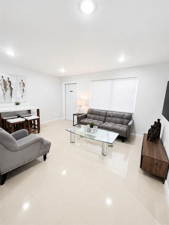 For Rent: $2,025 (2 beds, 1 baths, 955 Square Feet)