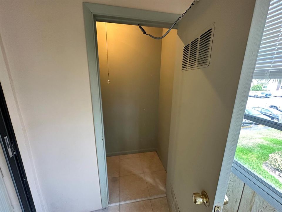 SUNROOM CLOSET (2)