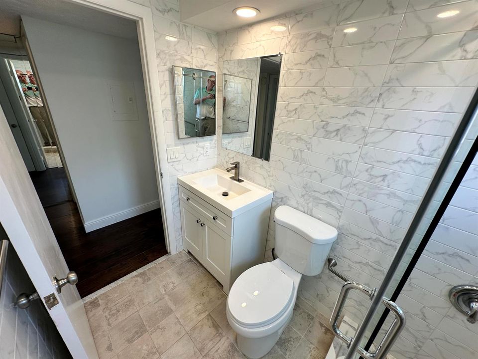 BATHROOM 1B