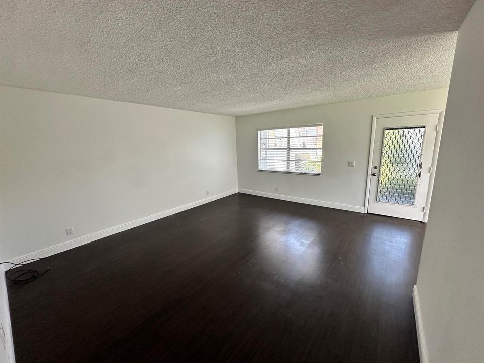 LIVINGROOM & FRONT DOOR