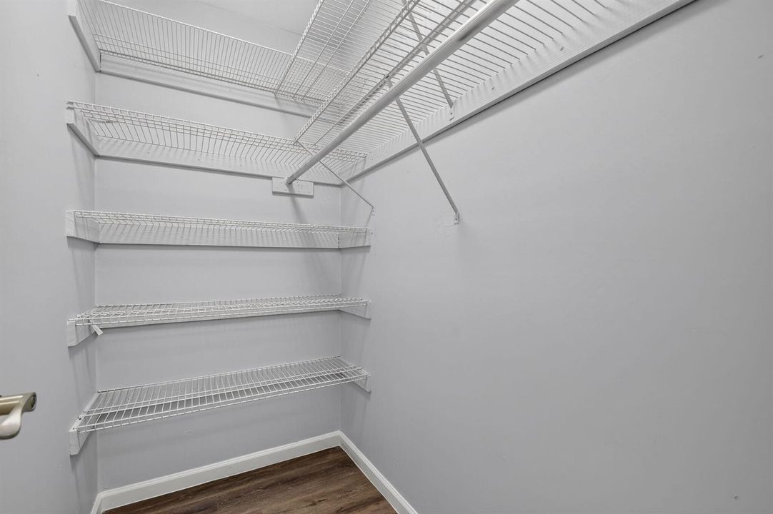 9965 Papaya Tree.Mstr closet