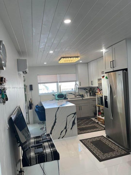 For Rent: $2,500 (1 beds, 2 baths, 1000 Square Feet)