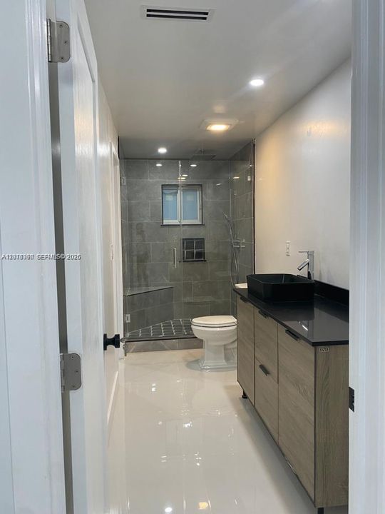 For Rent: $2,500 (1 beds, 2 baths, 1000 Square Feet)