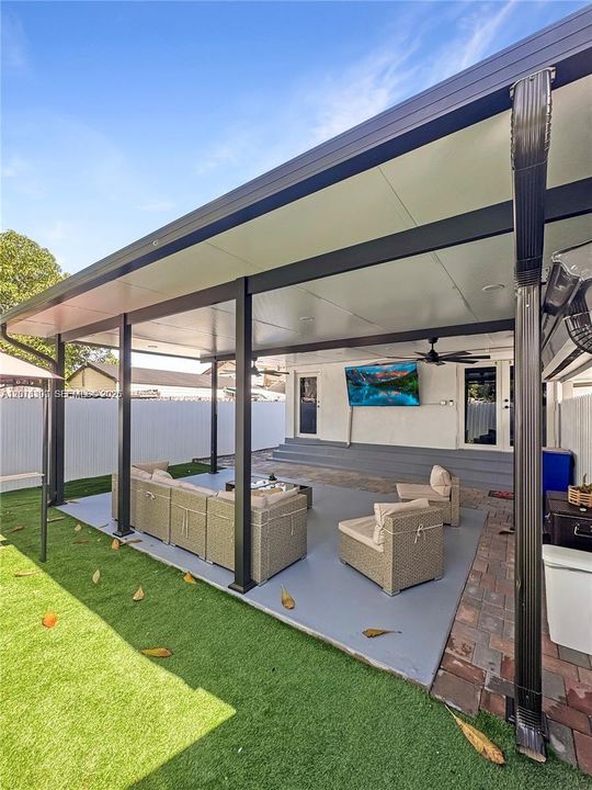 For Rent: $2,500 (1 beds, 2 baths, 1000 Square Feet)
