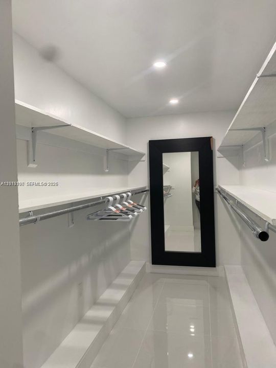 For Rent: $2,500 (1 beds, 2 baths, 1000 Square Feet)