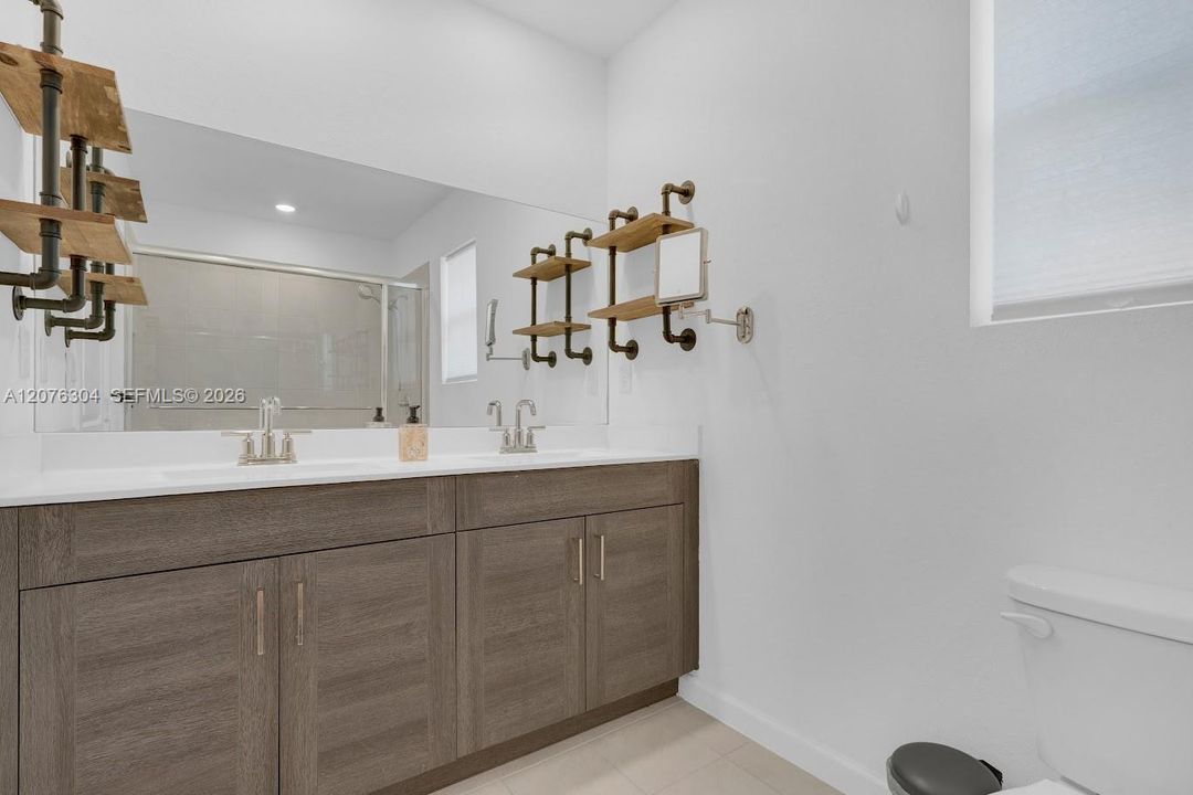 For Rent: $2,700 (3 beds, 2 baths, 1628 Square Feet)