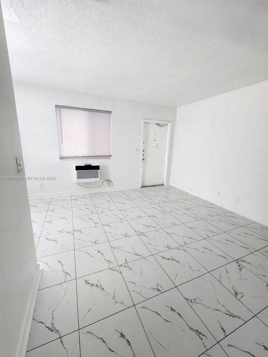 For Sale: $135,000 (1 beds, 1 baths, 618 Square Feet)