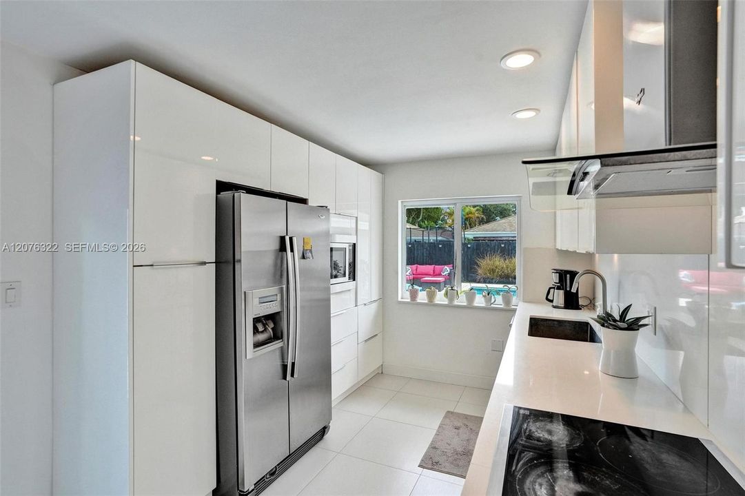 Updated Kitchen, SS appliances, granite counter-tops, facing pool deck.
