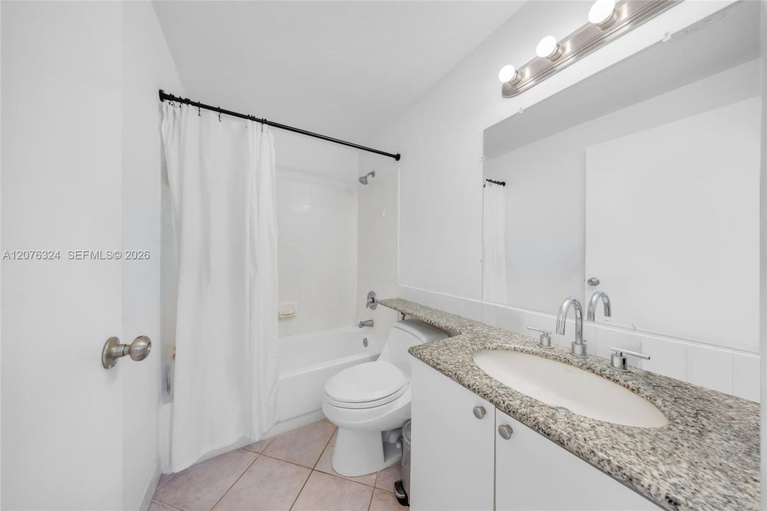 На продажу: $299,900 (2 спален, 1 ванн, 680 Квадратных фут)