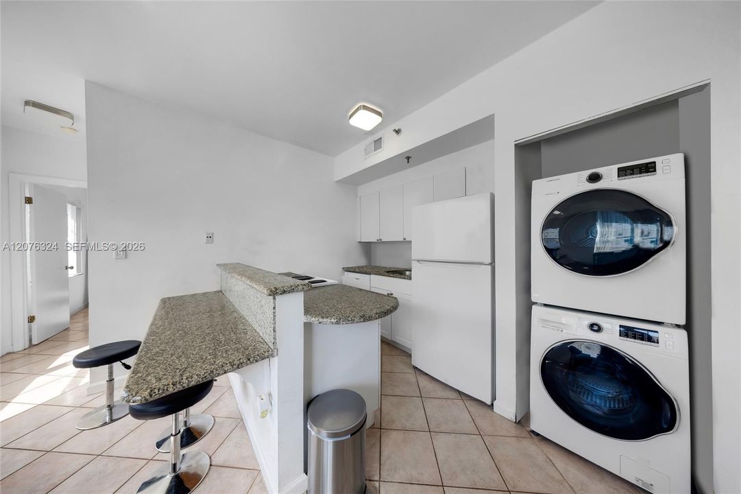 На продажу: $299,900 (2 спален, 1 ванн, 680 Квадратных фут)