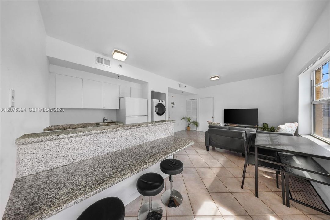 На продажу: $299,900 (2 спален, 1 ванн, 680 Квадратных фут)