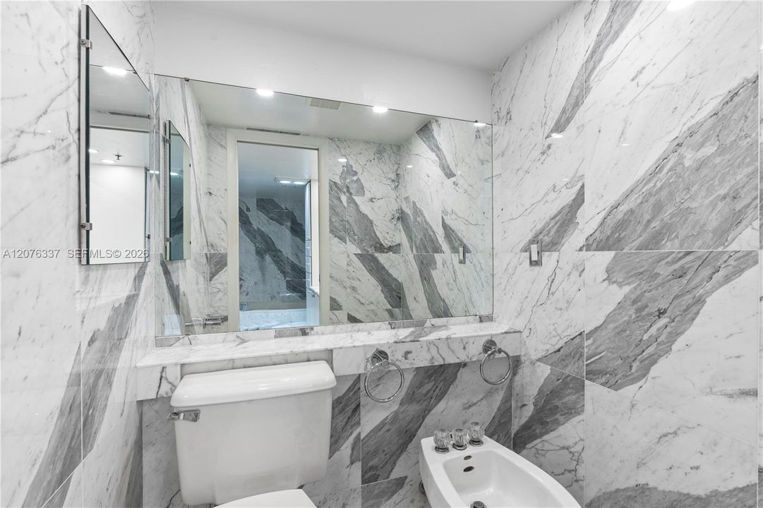 For Sale: $2,100,000 (2 beds, 2 baths, 1880 Square Feet)
