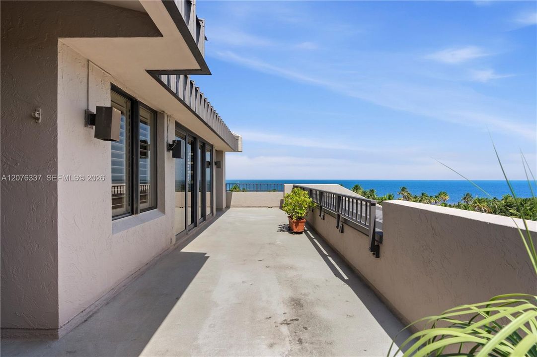 For Sale: $2,100,000 (2 beds, 2 baths, 1880 Square Feet)