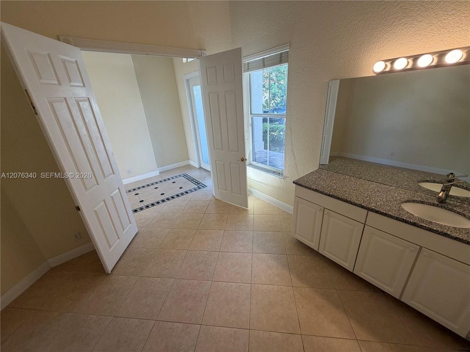 En Venta: $949,000 (3 camas, 2 baños, 2474 Pies cuadrados)