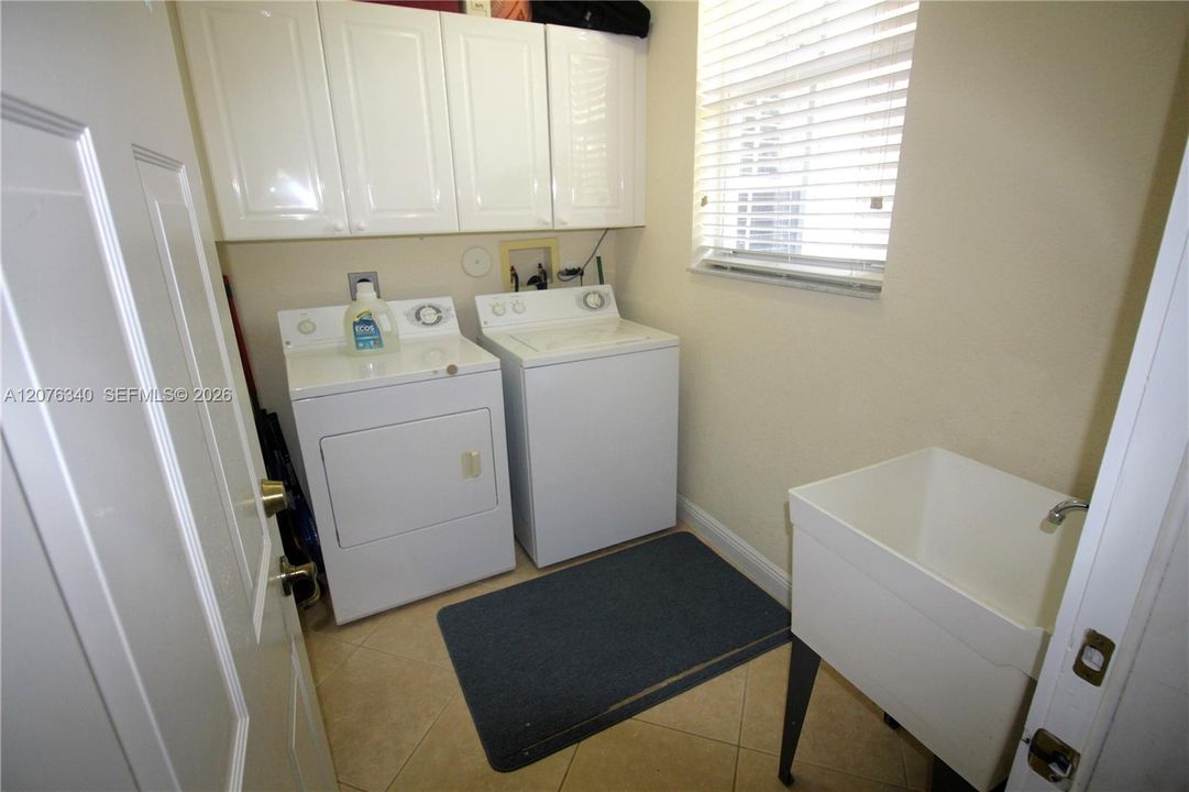 En Venta: $949,000 (3 camas, 2 baños, 2474 Pies cuadrados)