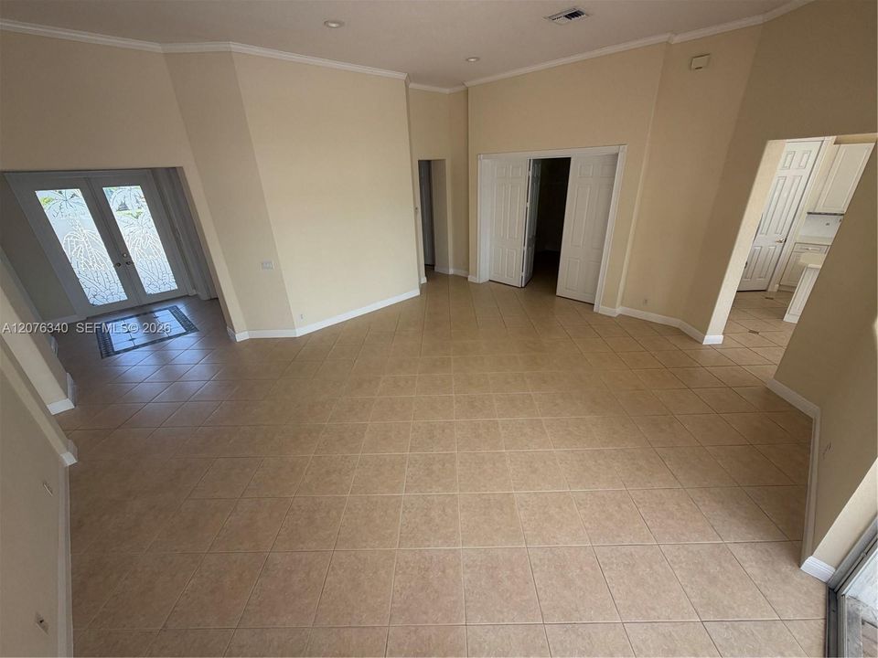 En Venta: $949,000 (3 camas, 2 baños, 2474 Pies cuadrados)
