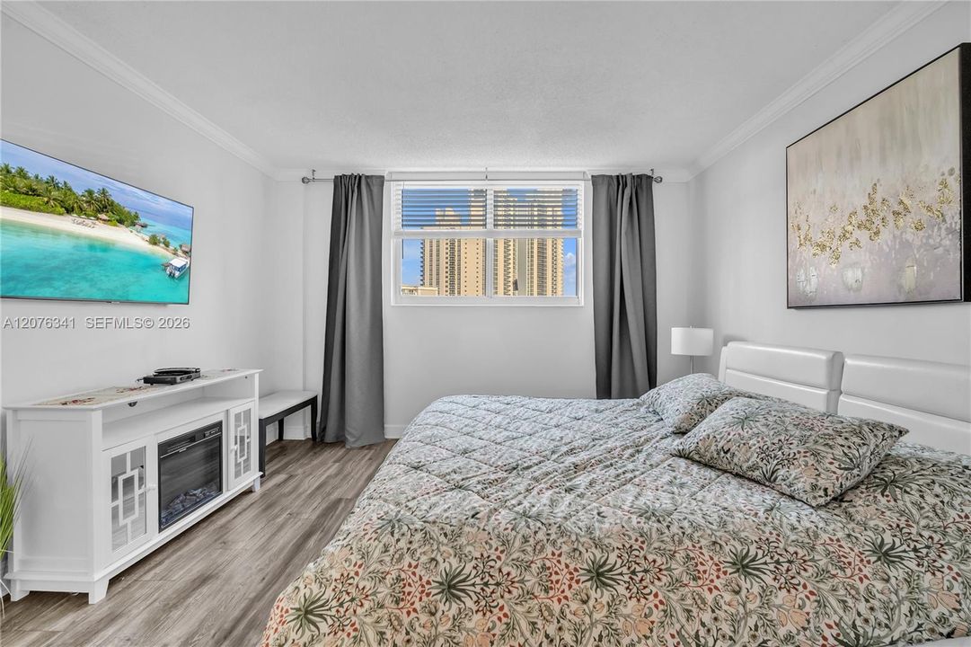For Sale: $475,000 (1 beds, 1 baths, 1005 Square Feet)