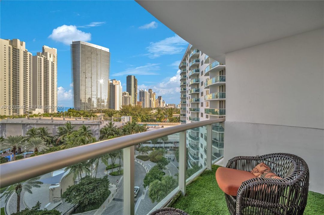For Sale: $475,000 (1 beds, 1 baths, 1005 Square Feet)