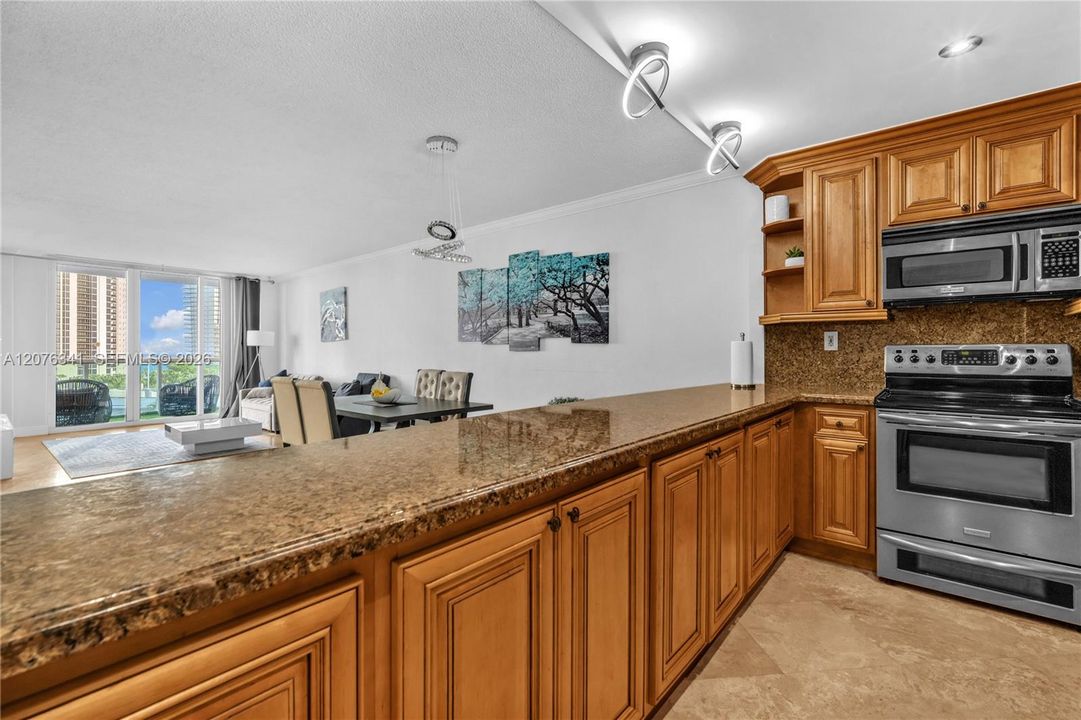 For Sale: $475,000 (1 beds, 1 baths, 1005 Square Feet)