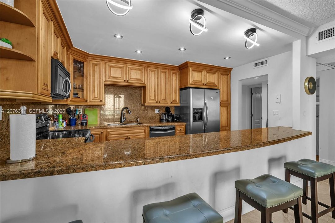 For Sale: $475,000 (1 beds, 1 baths, 1005 Square Feet)
